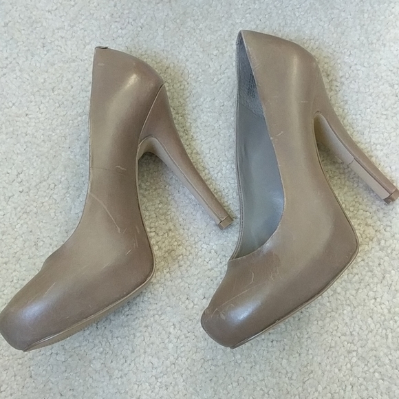 Gently used classy heels - Picture 7 of 8